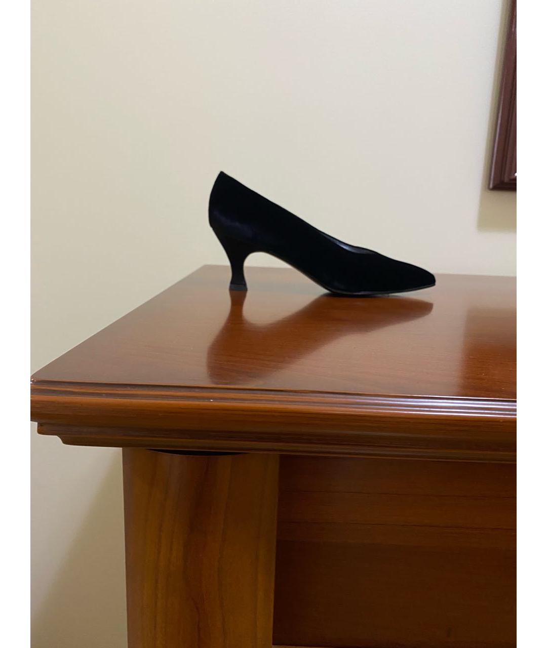 STUART WEITZMAN Черные бархатные туфли, фото 9