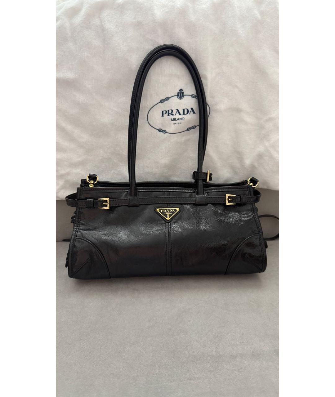 PRADA Черная сумка с короткими ручками из лакированной кожи, фото 2