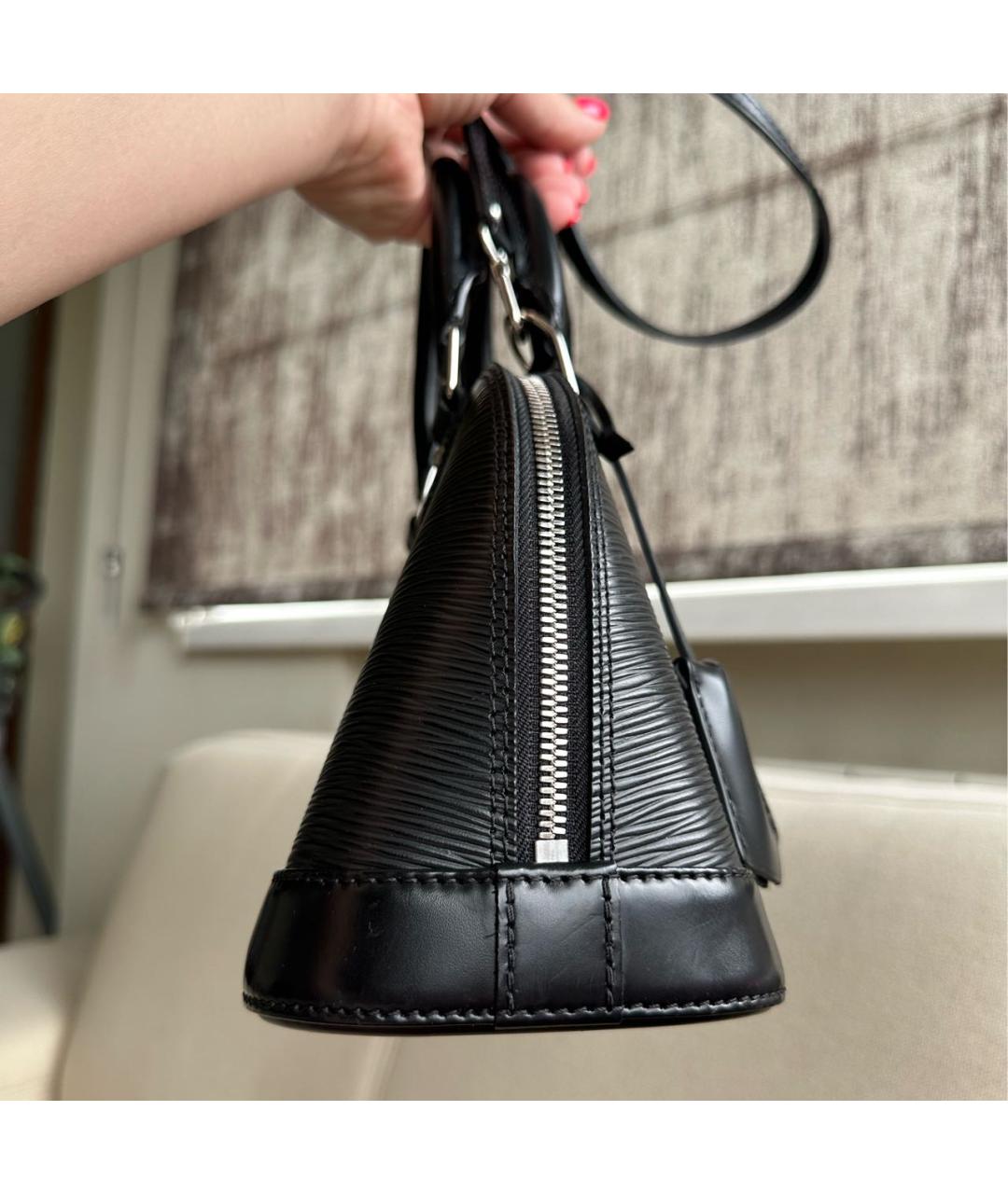LOUIS VUITTON Черная кожаная сумка с короткими ручками, фото 6