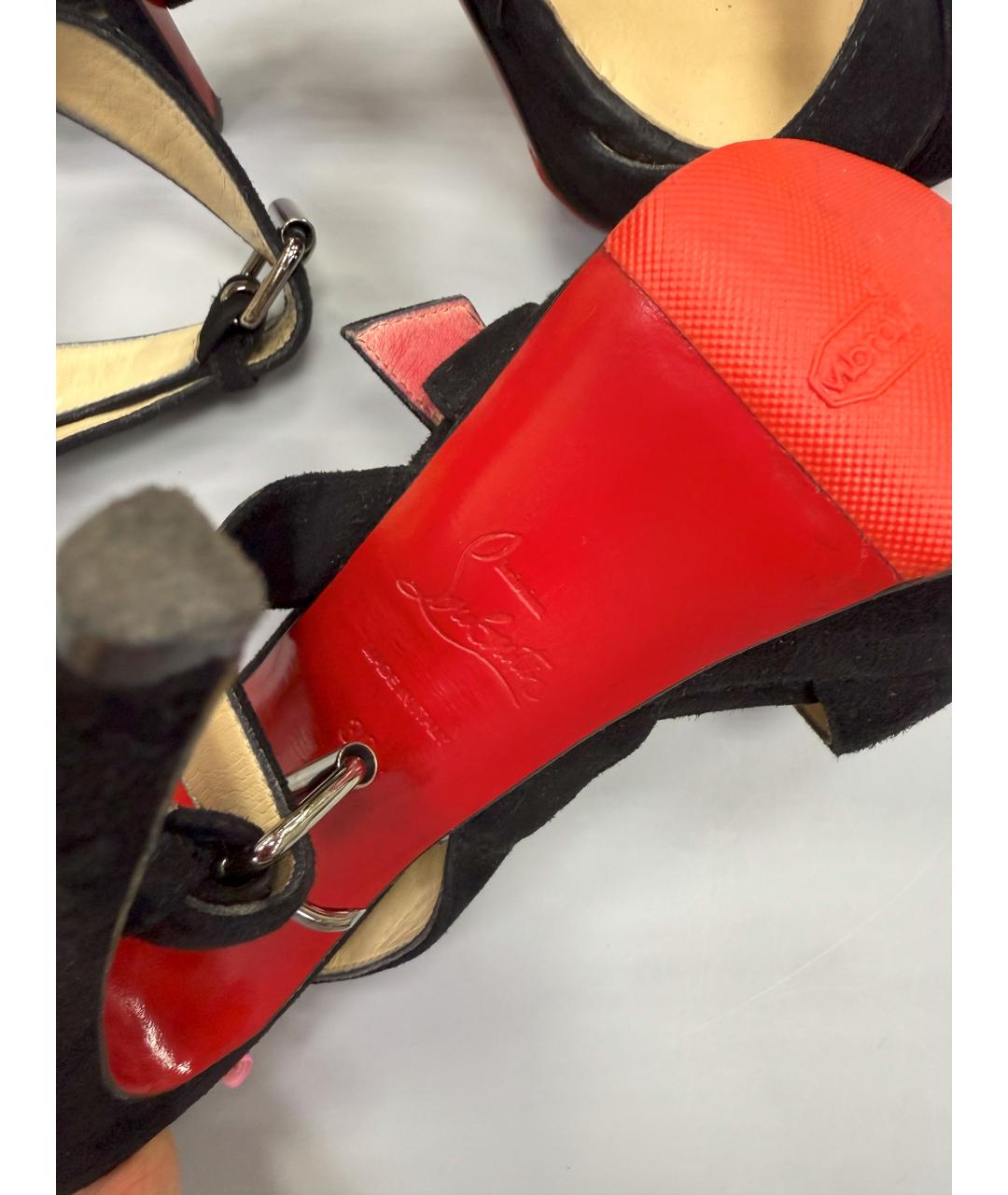 CHRISTIAN LOUBOUTIN Черные замшевые босоножки, фото 4