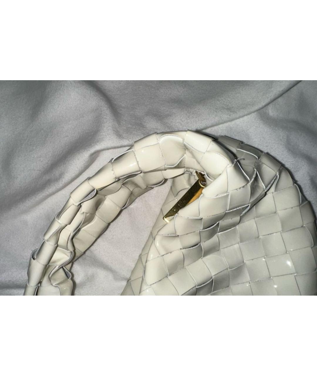 BOTTEGA VENETA Белая сумка с короткими ручками из лакированной кожи, фото 6