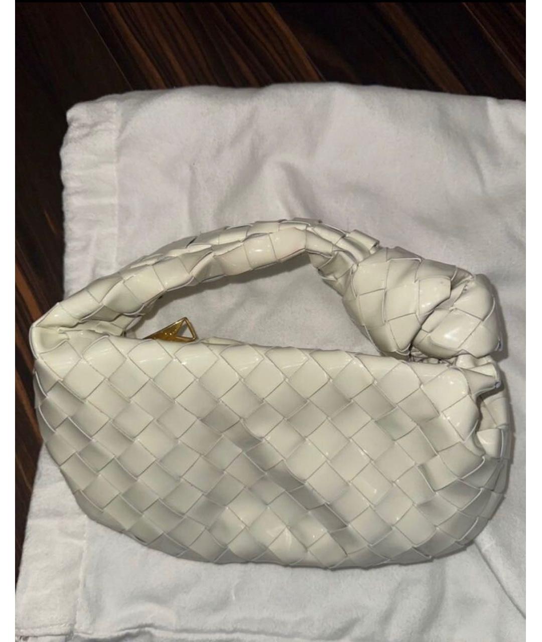 BOTTEGA VENETA Белая сумка с короткими ручками из лакированной кожи, фото 2