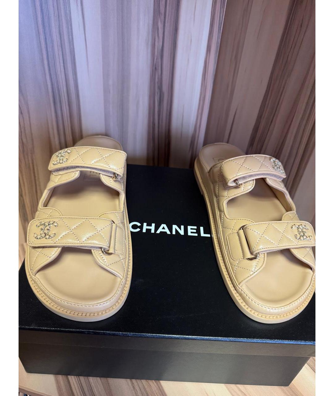 CHANEL Бежевые кожаные сандалии, фото 2