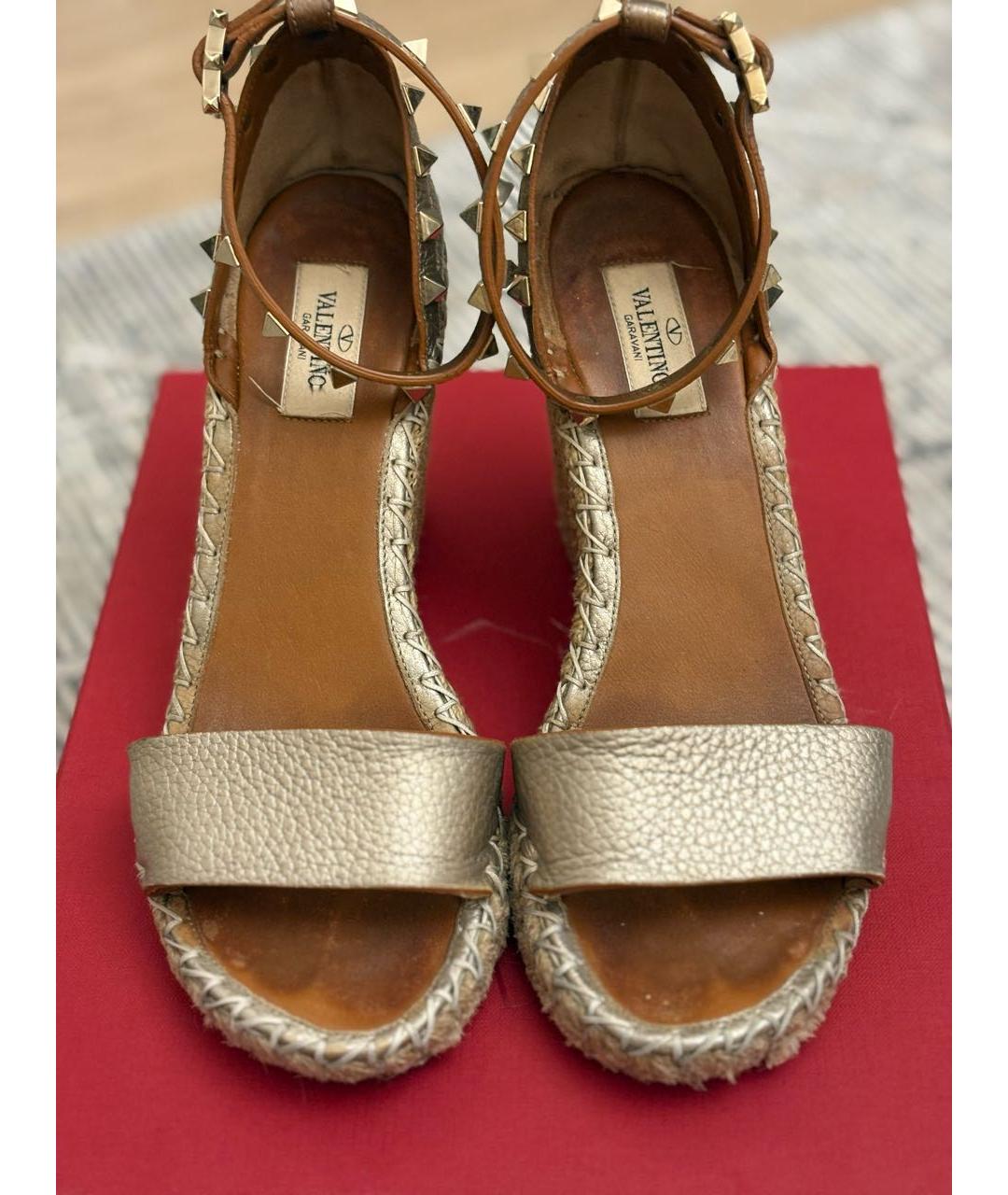 VALENTINO Золотые кожаные босоножки, фото 2