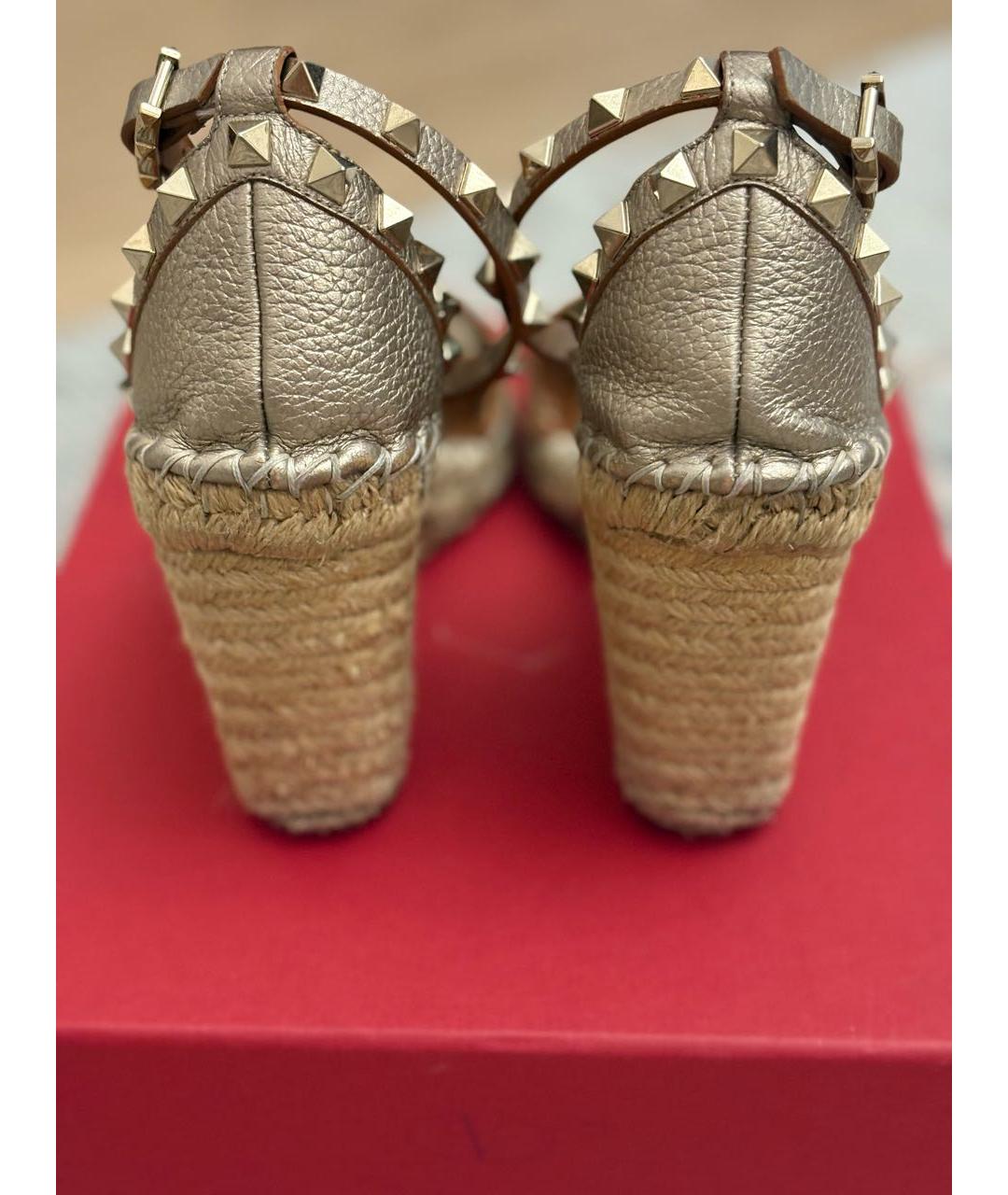 VALENTINO Золотые кожаные босоножки, фото 4