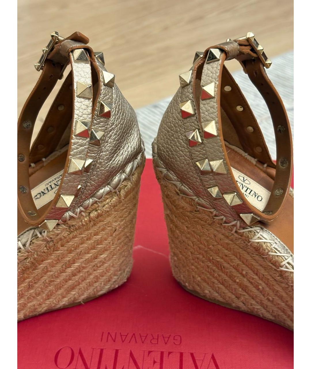 VALENTINO Золотые кожаные босоножки, фото 5