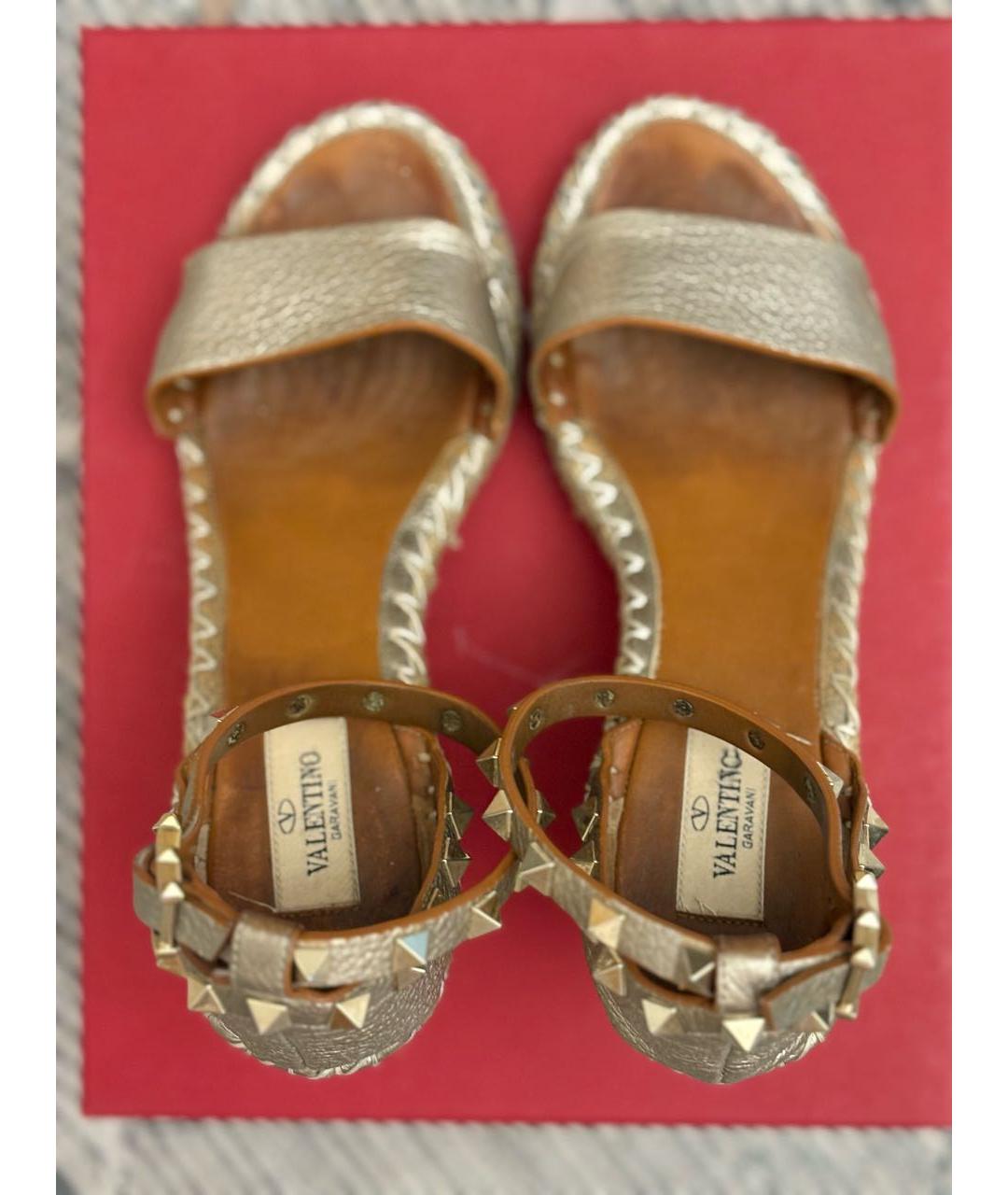VALENTINO Золотые кожаные босоножки, фото 3