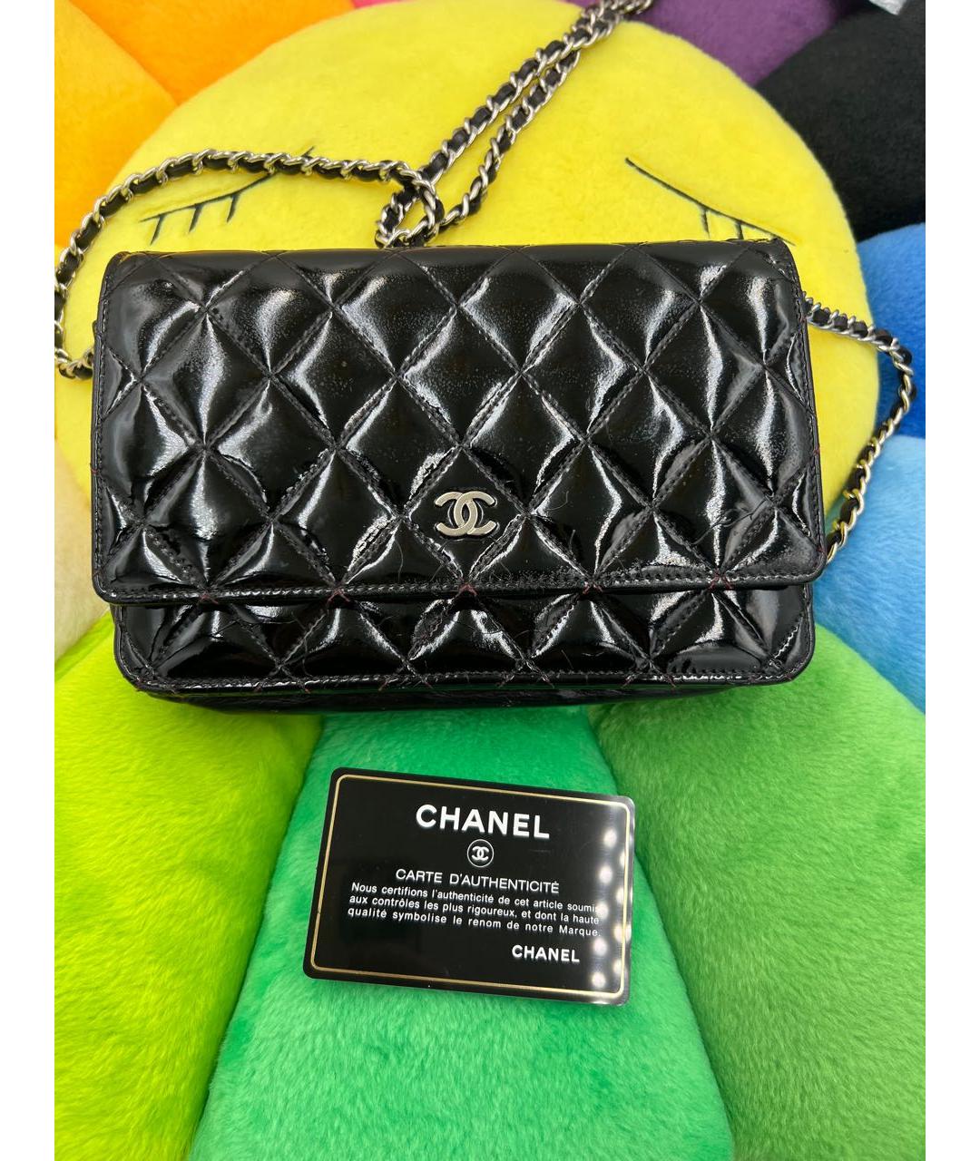 CHANEL Черная сумка через плечо из лакированной кожи, фото 2