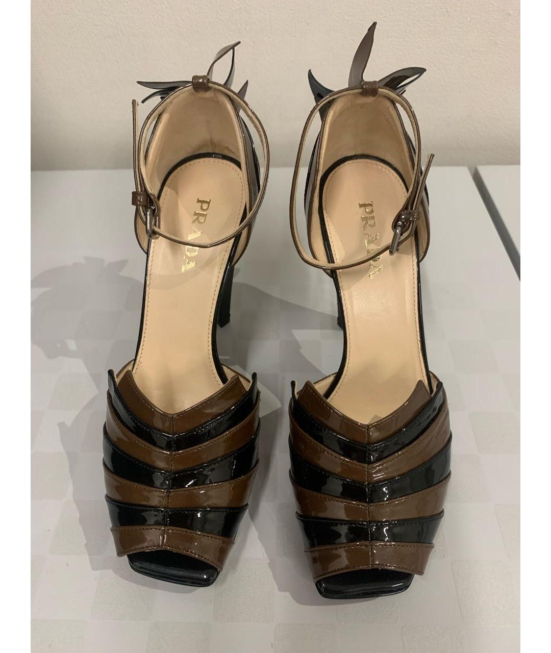 PRADA Коричневые босоножки из лакированной кожи, фото 2