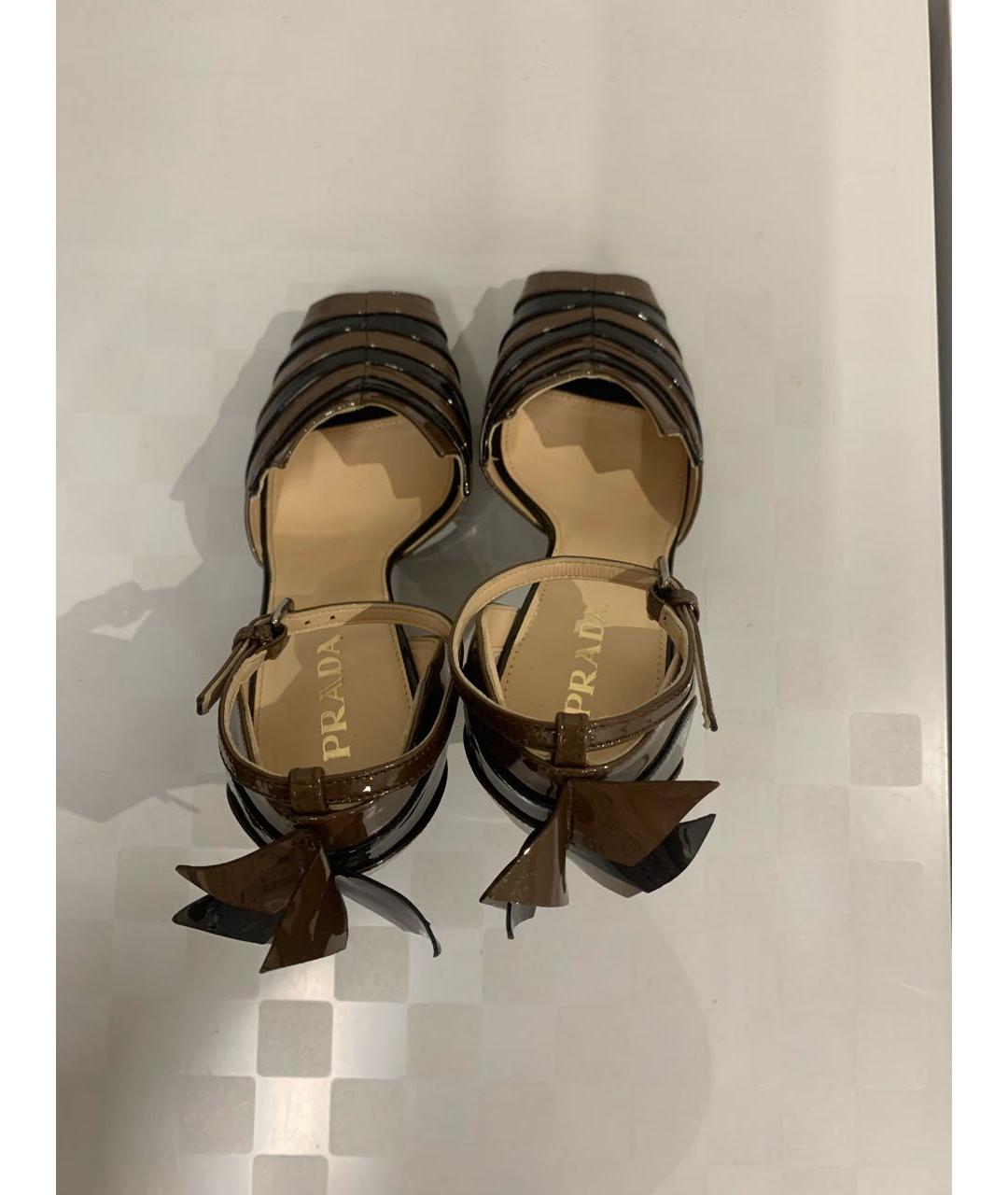 PRADA Коричневые босоножки из лакированной кожи, фото 3