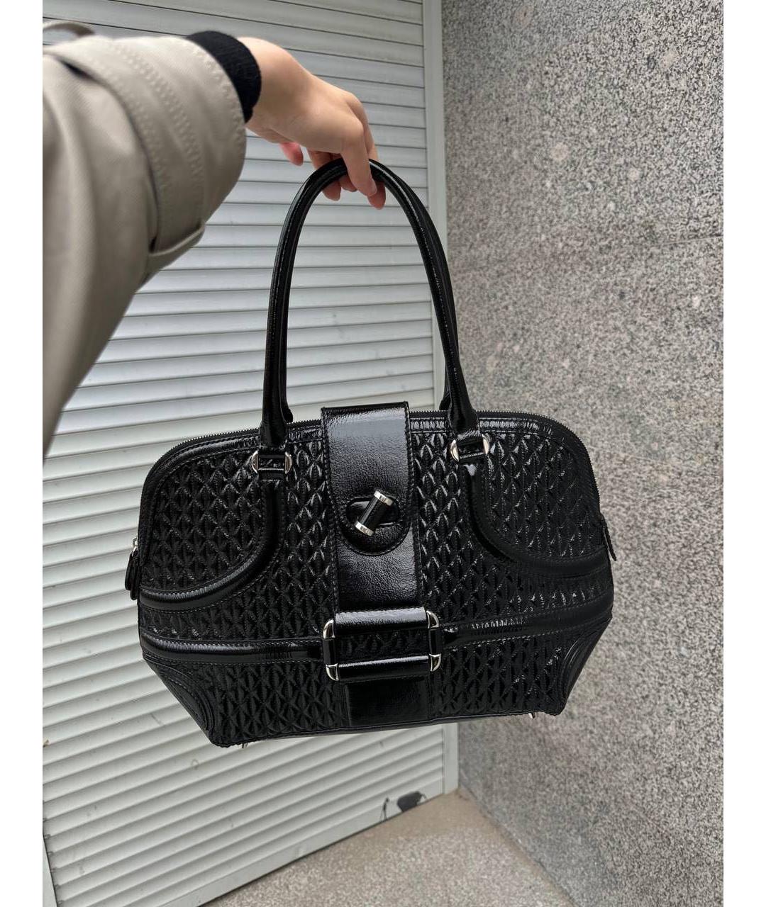 ALEXANDER MCQUEEN Черная сумка с короткими ручками из лакированной кожи, фото 7