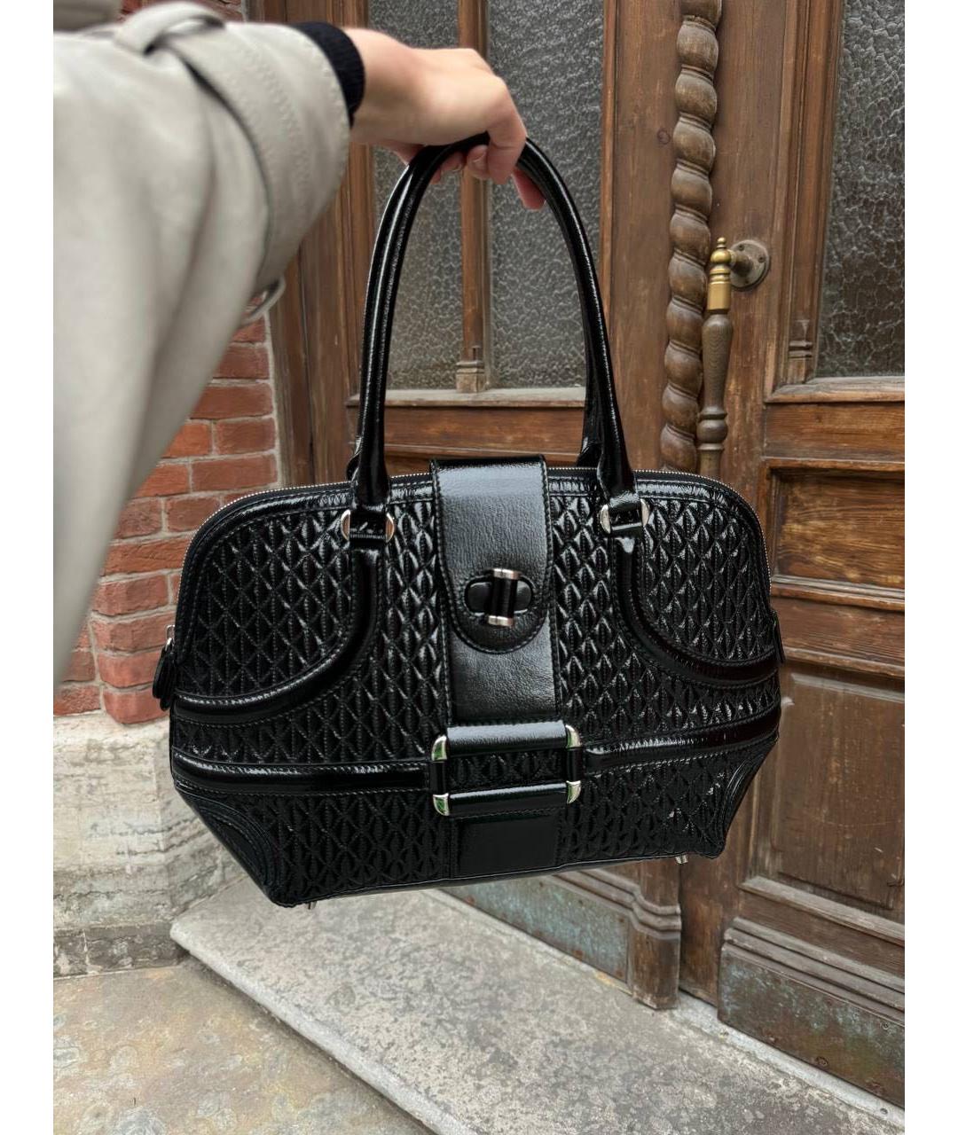 ALEXANDER MCQUEEN Черная сумка с короткими ручками из лакированной кожи, фото 2