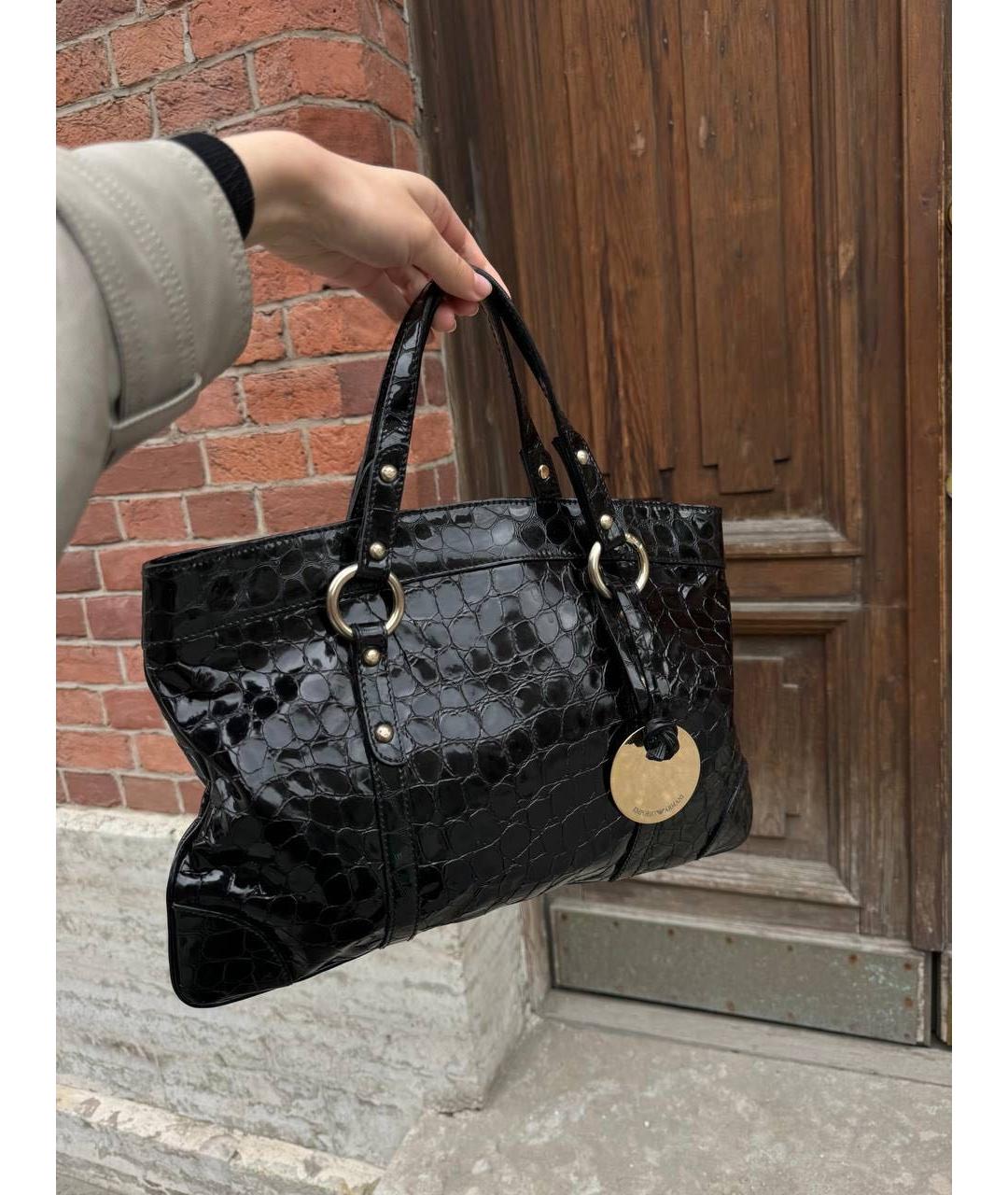EMPORIO ARMANI Черная сумка тоут из лакированной кожи, фото 2