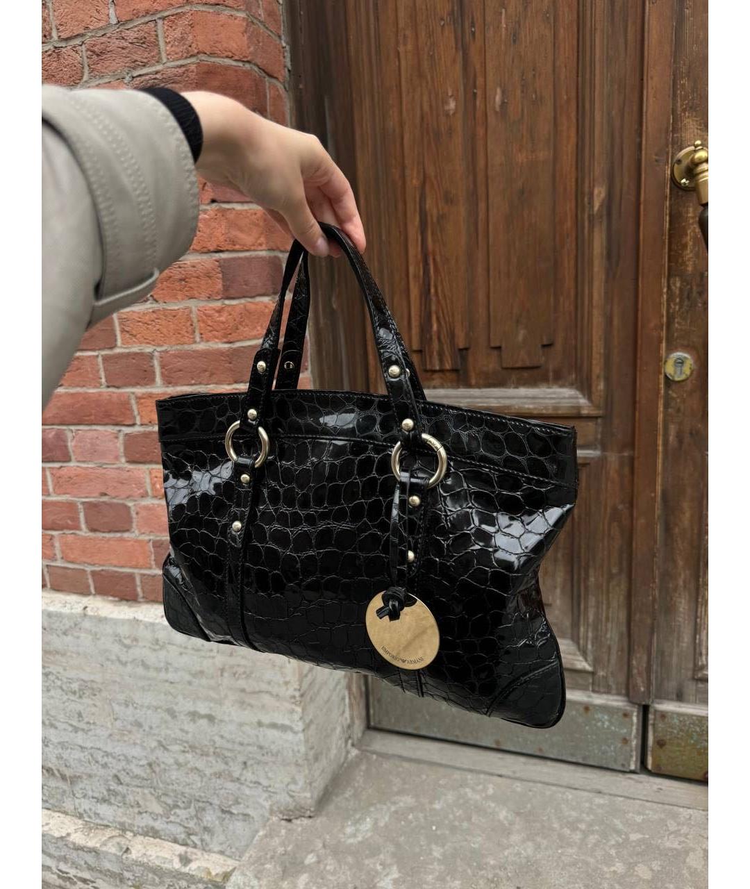 EMPORIO ARMANI Черная сумка тоут из лакированной кожи, фото 4