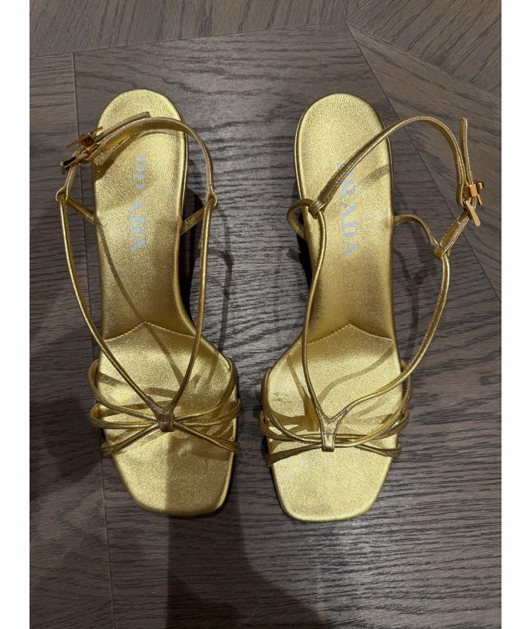 PRADA Золотые кожаные босоножки, фото 2