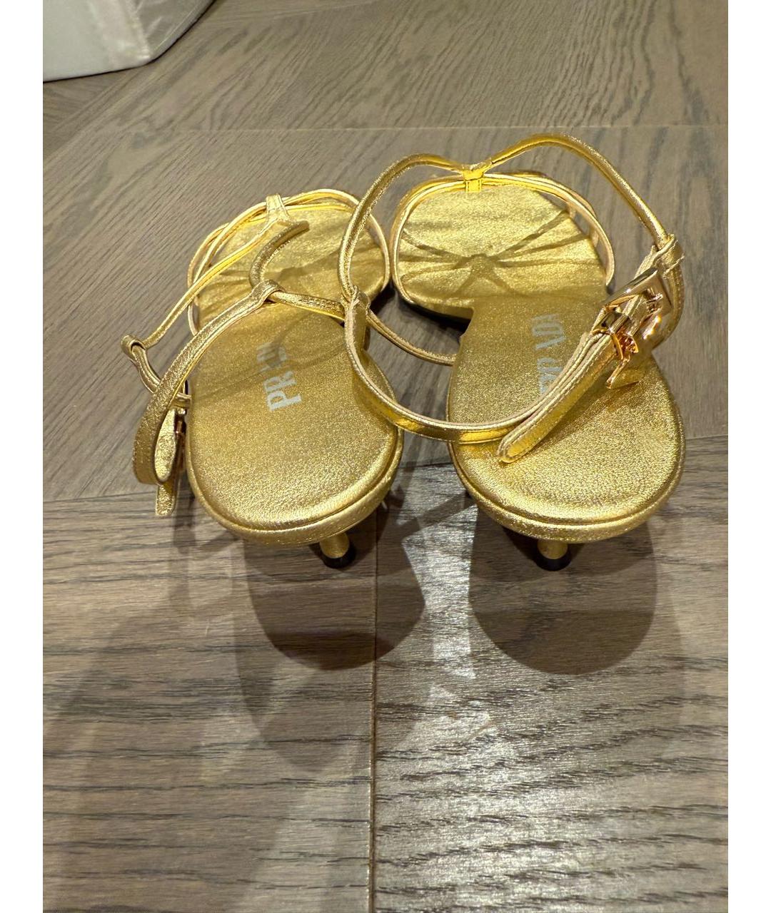 PRADA Золотые кожаные босоножки, фото 3