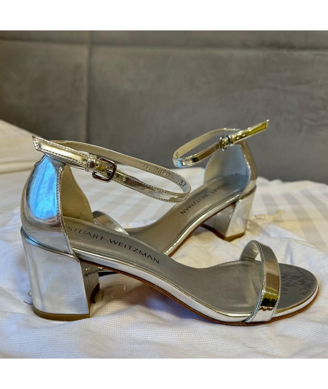 STUART WEITZMAN Серебряные босоножки из лакированной кожи, фото 5