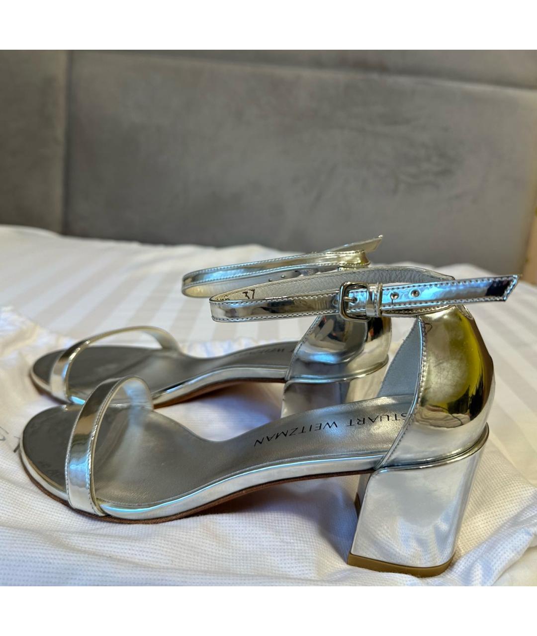 STUART WEITZMAN Серебряные босоножки из лакированной кожи, фото 4