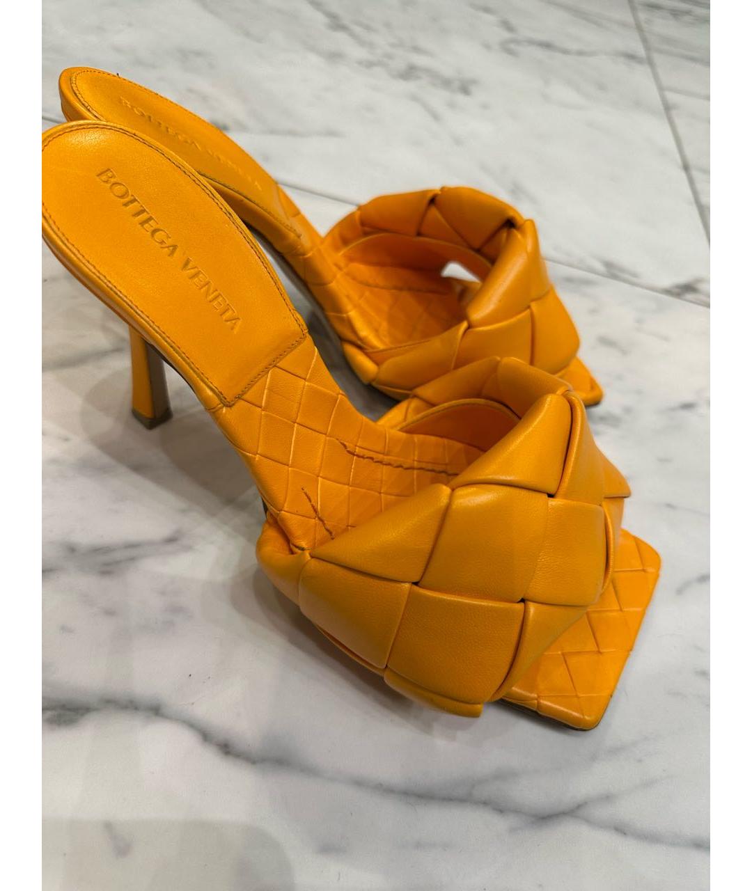 BOTTEGA VENETA Оранжевое кожаные мюли, фото 8