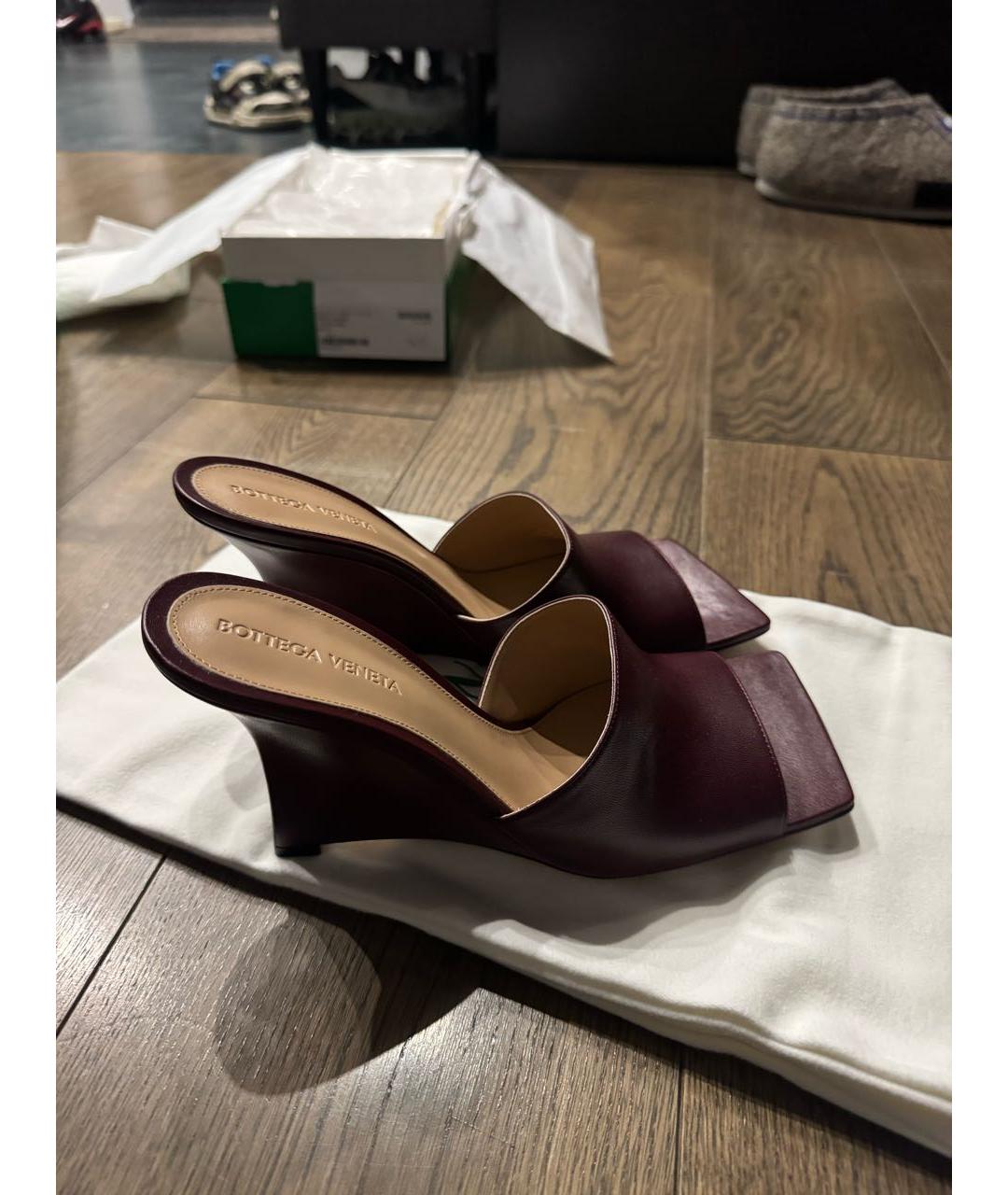 BOTTEGA VENETA Бордовые кожаные мюли, фото 9