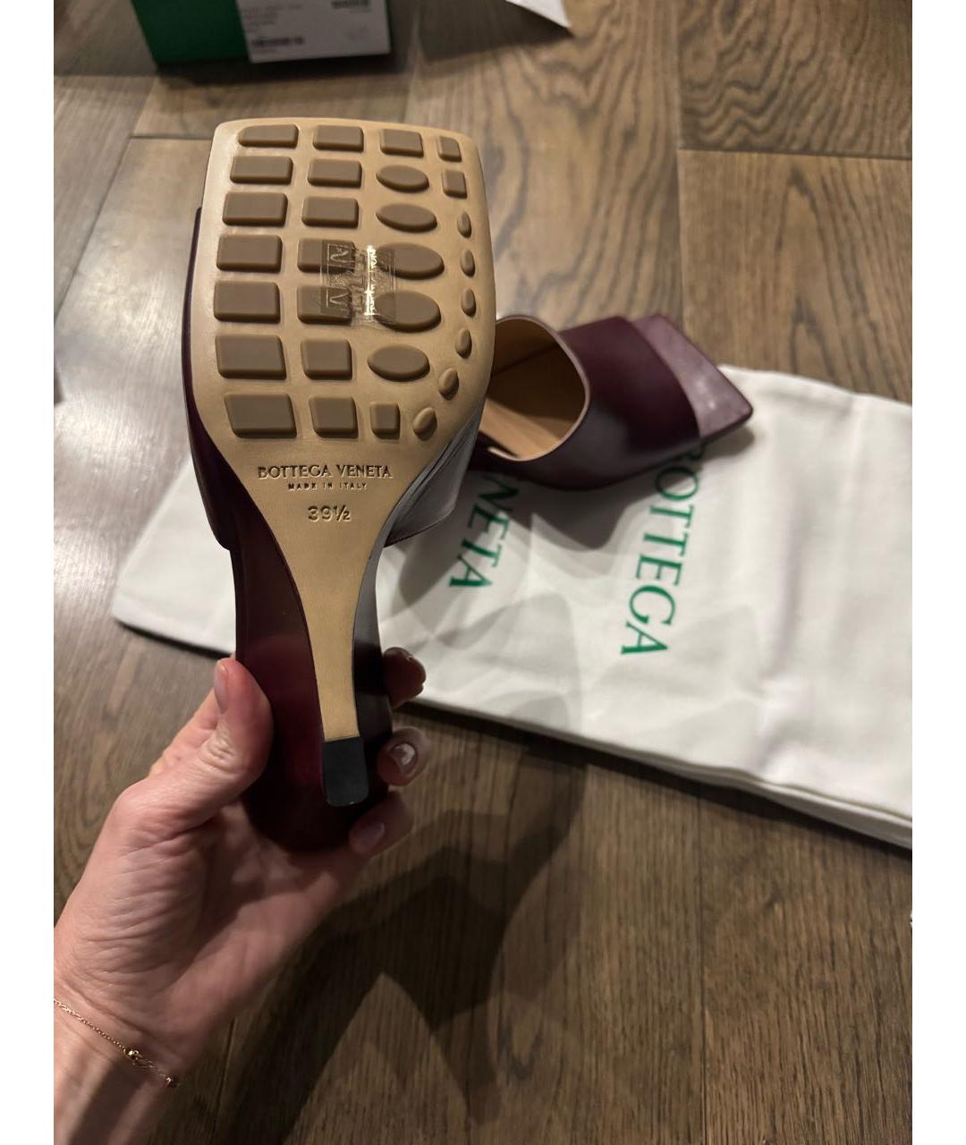 BOTTEGA VENETA Бордовые кожаные мюли, фото 5
