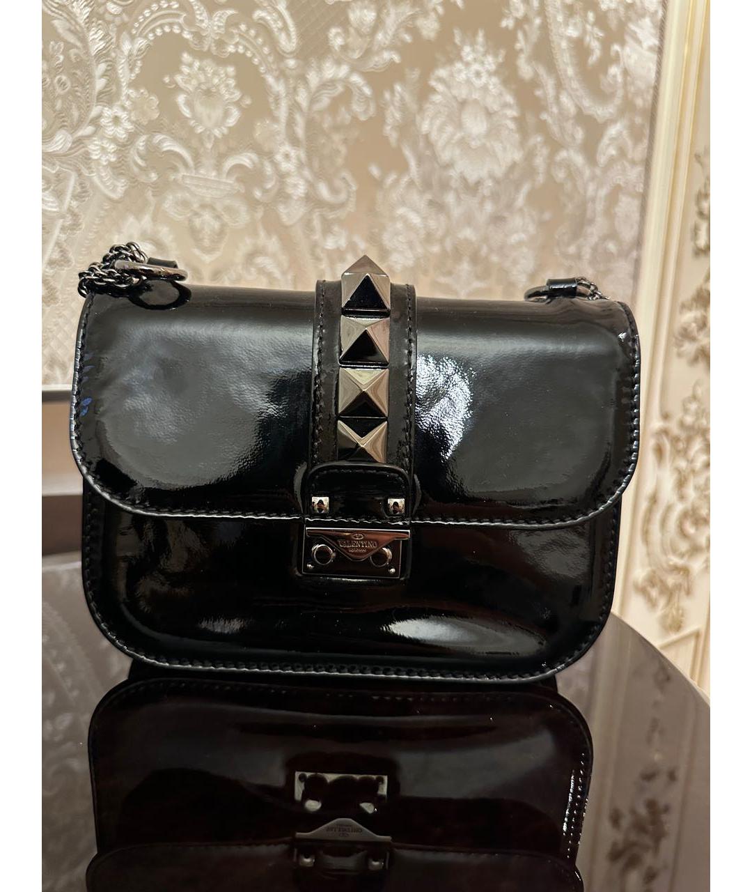 VALENTINO Черная сумка через плечо из лакированной кожи, фото 5