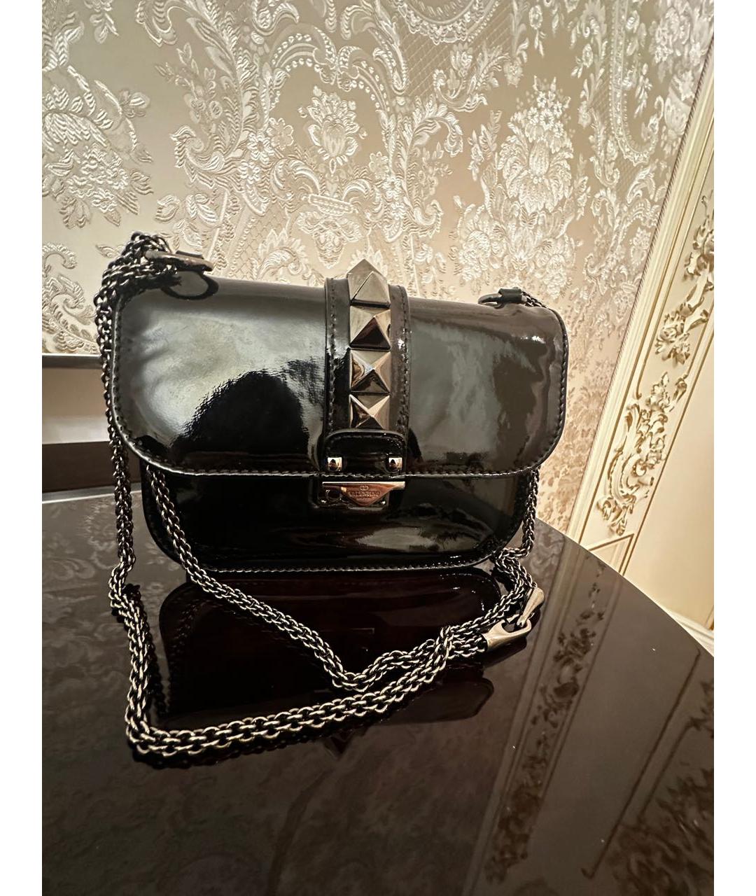 VALENTINO Черная сумка через плечо из лакированной кожи, фото 2