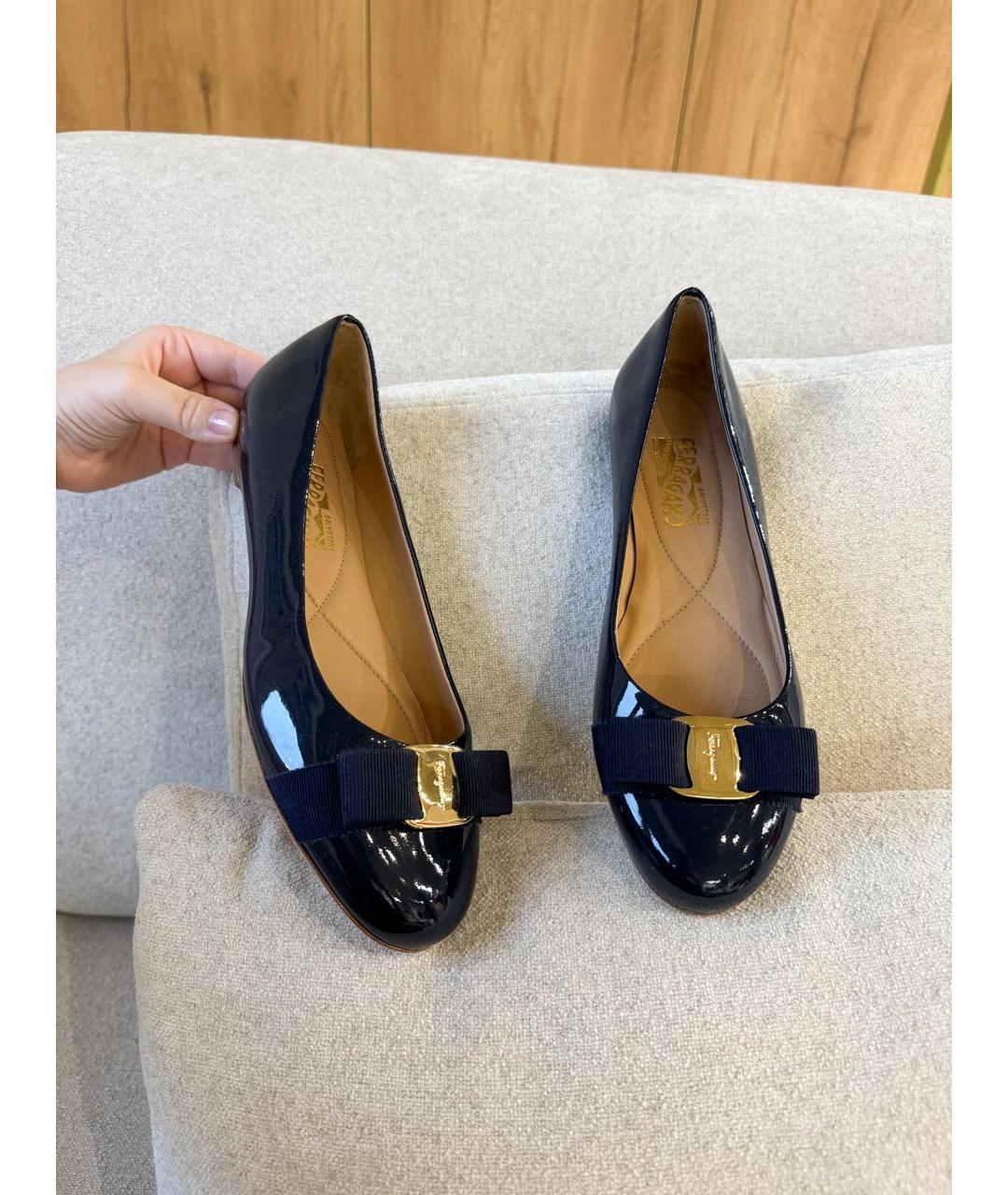FERRAGAMO Черные балетки из лакированной кожи, фото 2