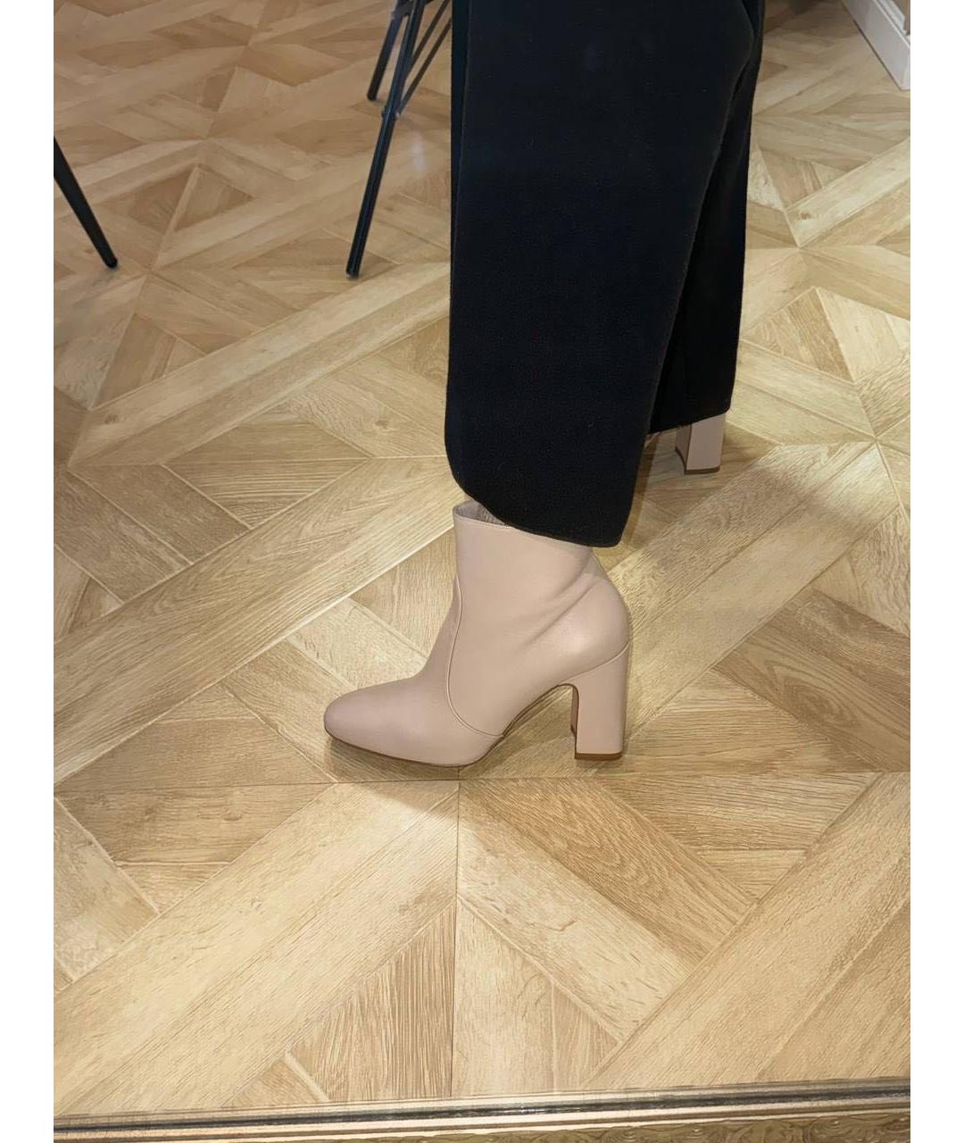 STUART WEITZMAN Бежевые кожаные ботильоны, фото 7