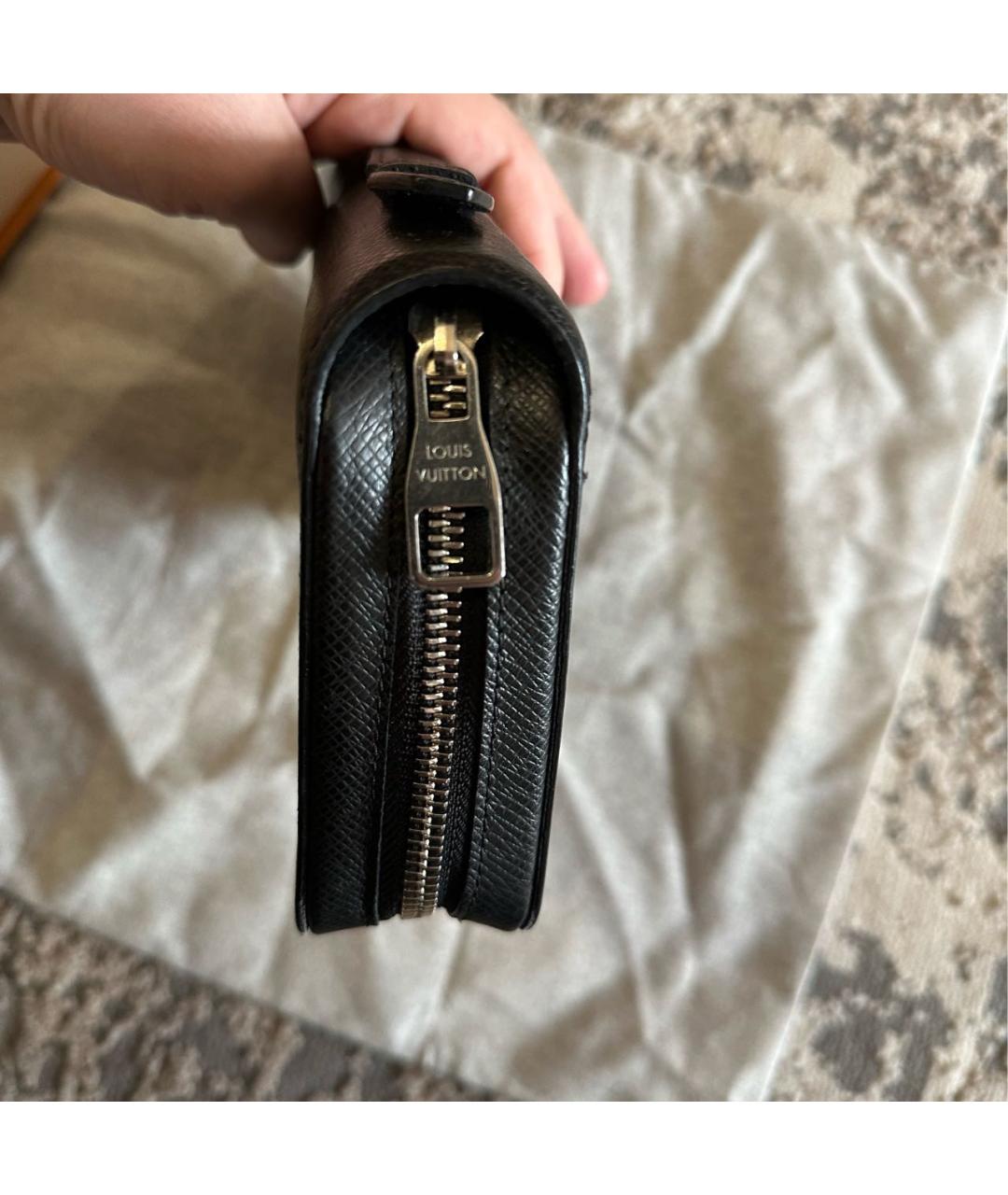 LOUIS VUITTON Черная кожаная барсетка, фото 5