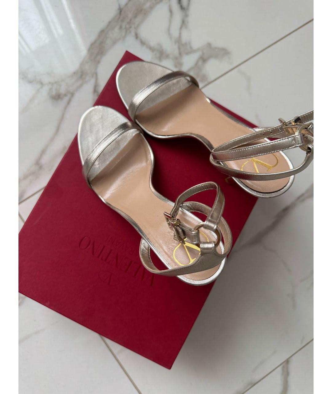VALENTINO Золотые кожаные босоножки, фото 3