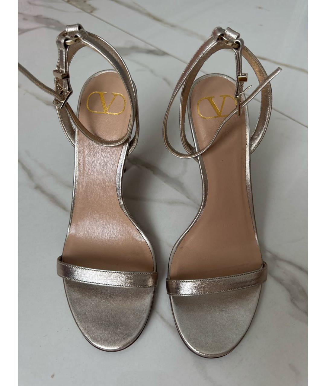 VALENTINO Золотые кожаные босоножки, фото 2