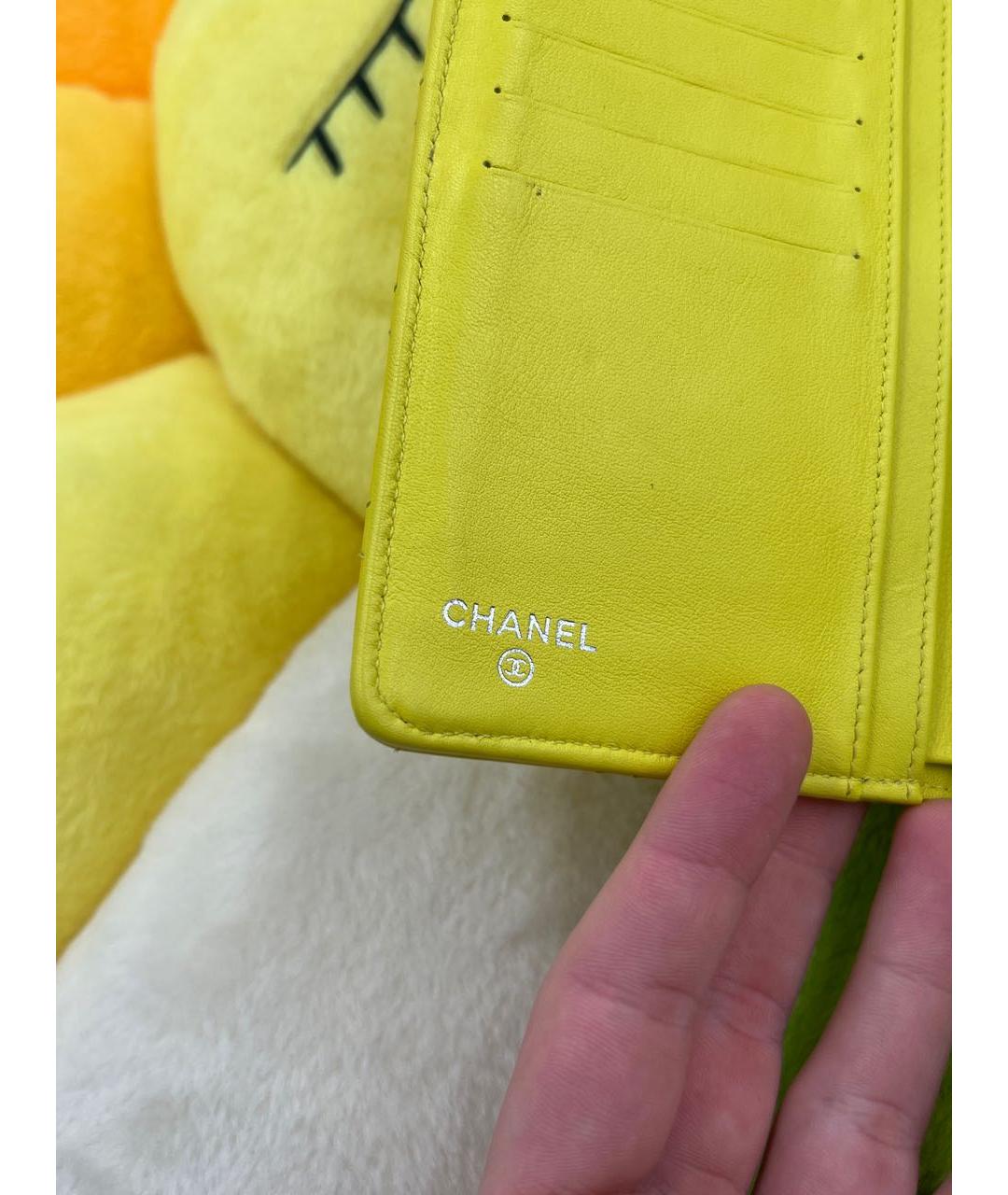 CHANEL Желтый кошелек из лакированной кожи, фото 5