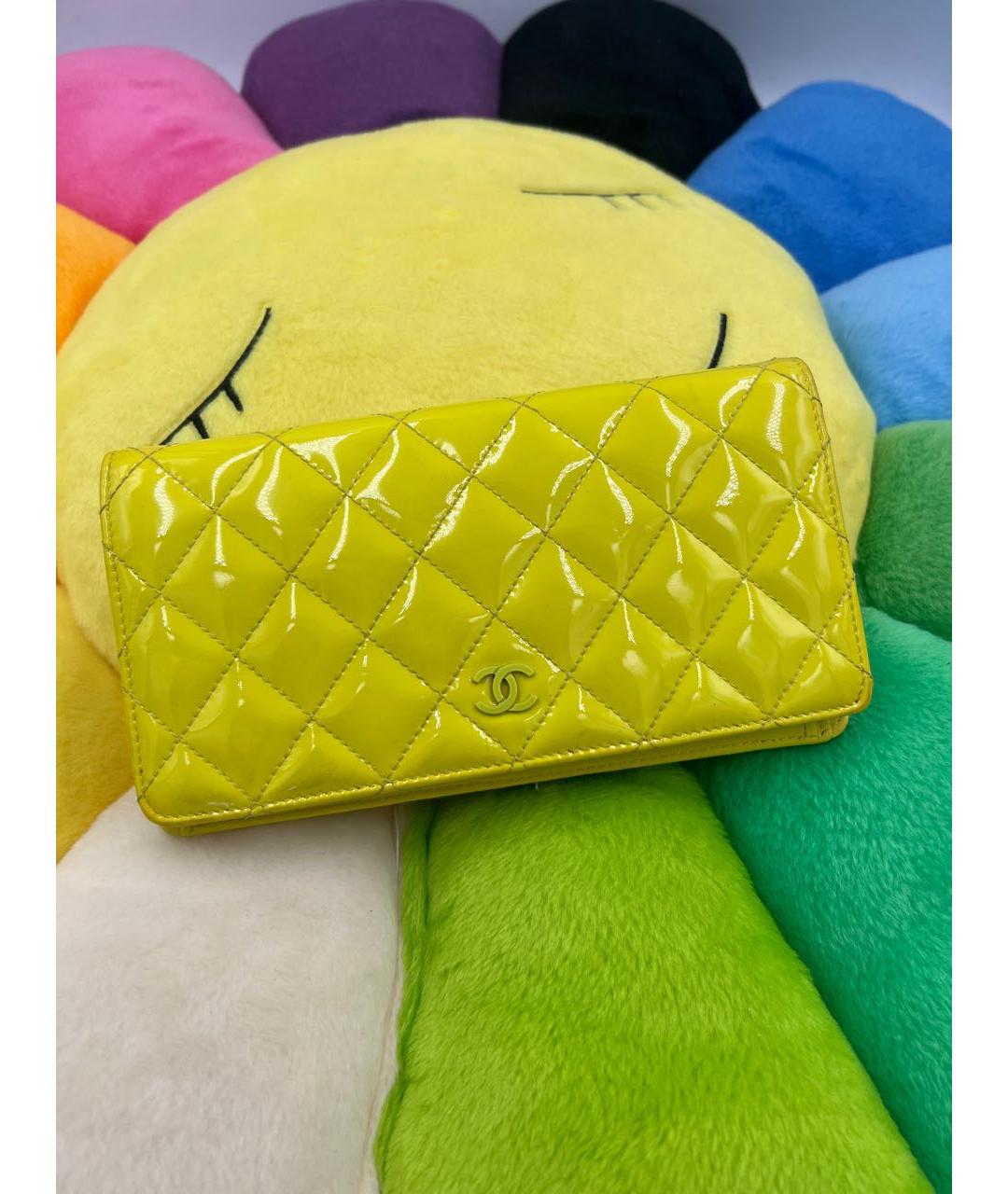 CHANEL Желтый кошелек из лакированной кожи, фото 2