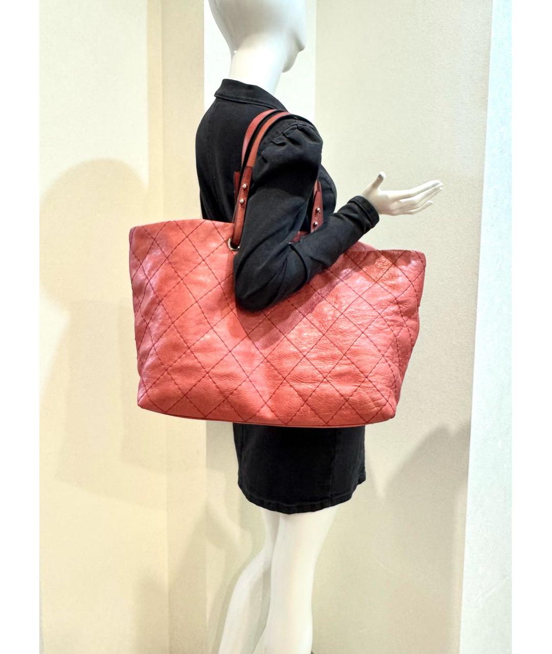 CHANEL Коралловая кожаная сумка тоут, фото 6