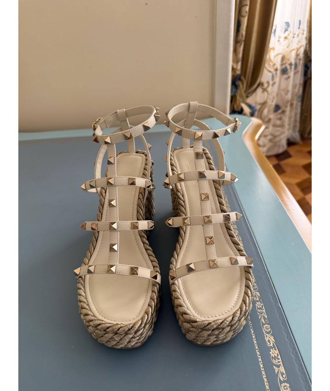 VALENTINO Бежевые босоножки, фото 2