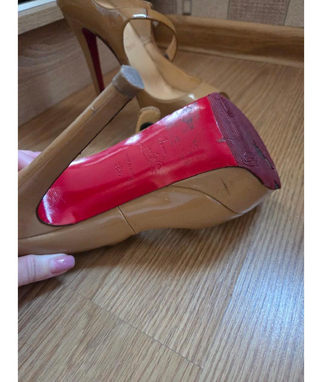 CHRISTIAN LOUBOUTIN Бежевые туфли из лакированной кожи, фото 4
