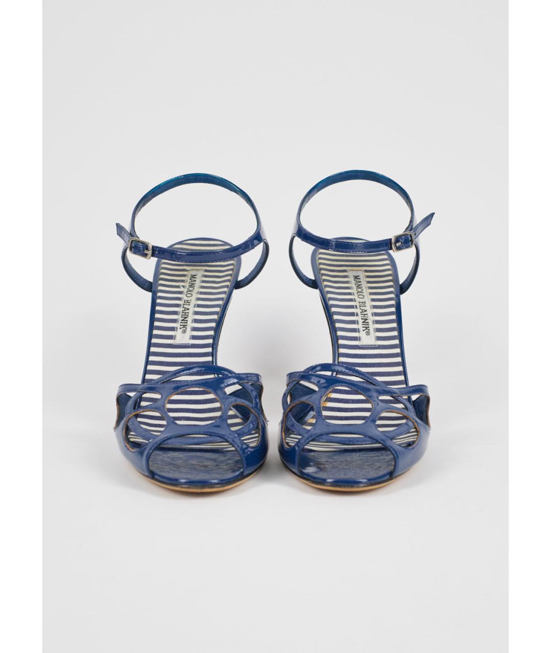 MANOLO BLAHNIK Синие босоножки из лакированной кожи, фото 2