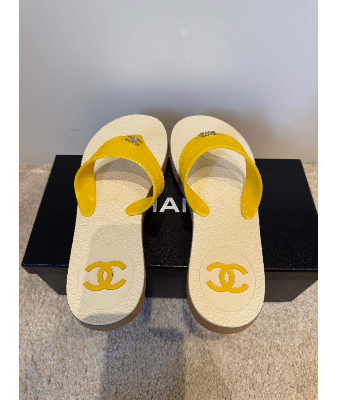 CHANEL Желтые резиновые шлепанцы, фото 3