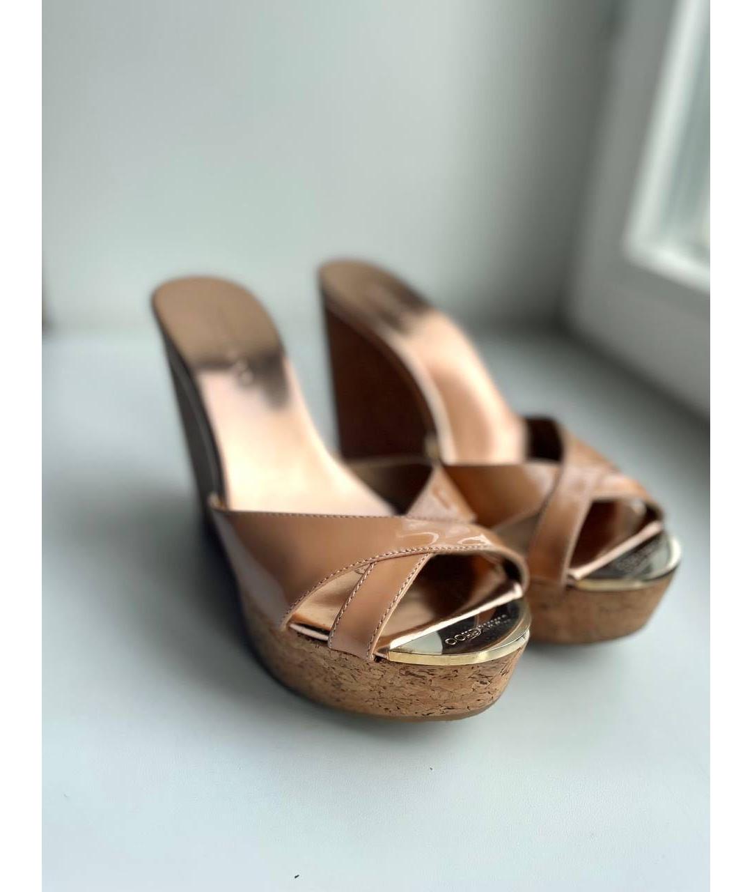 JIMMY CHOO Бежевые сабо из лакированной кожи, фото 5