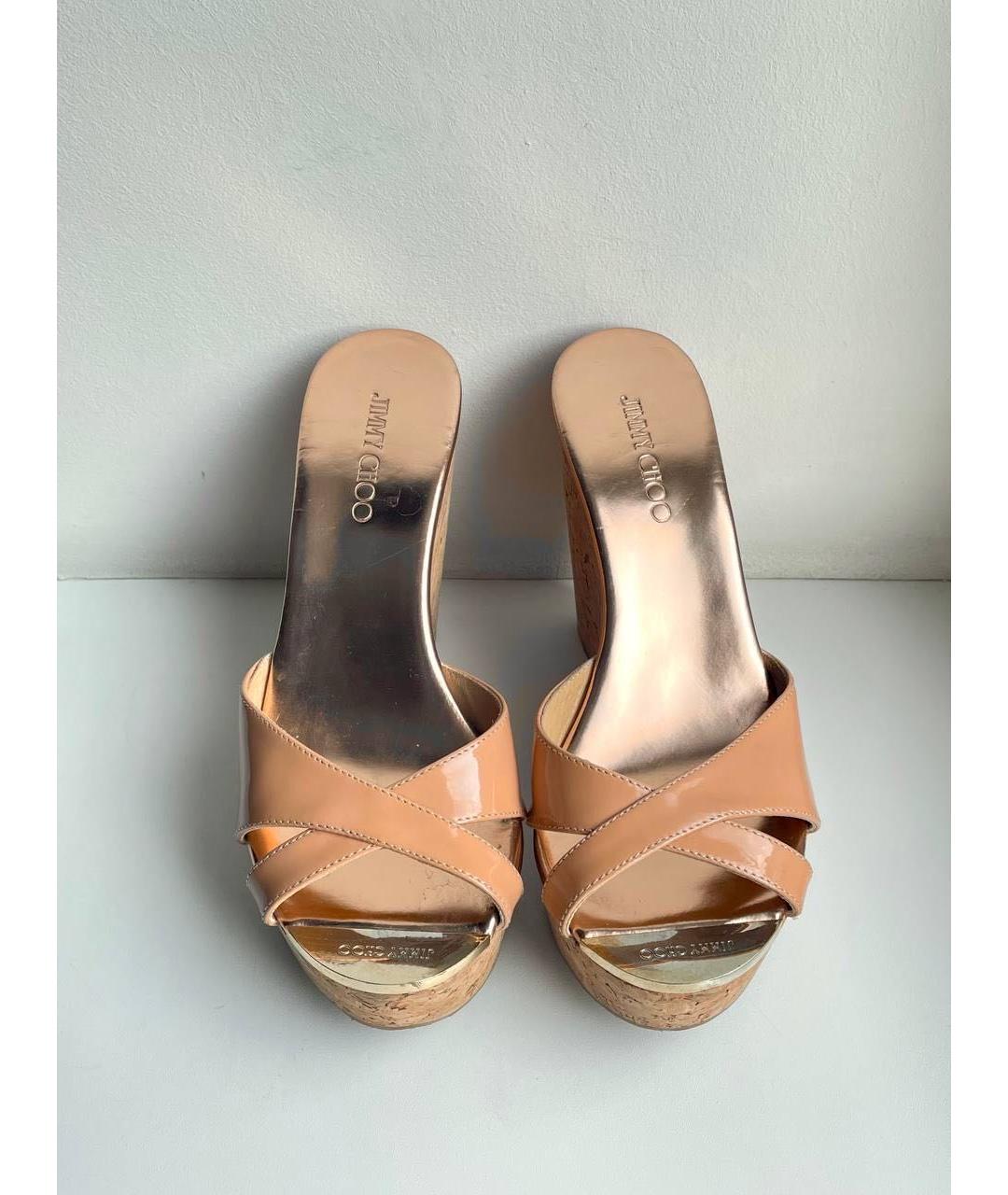 JIMMY CHOO Бежевые сабо из лакированной кожи, фото 3