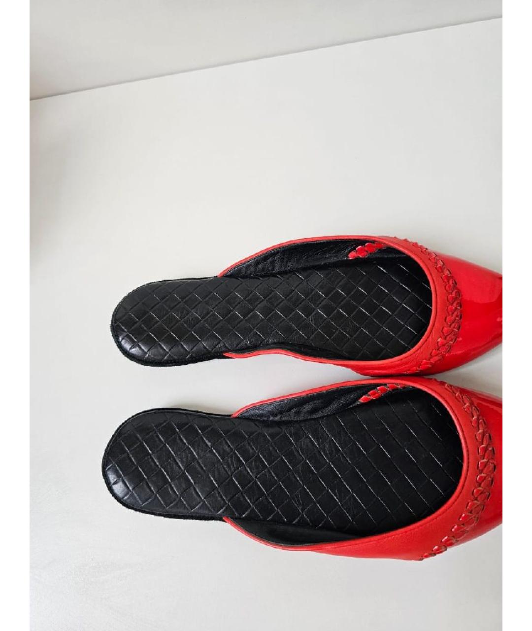 BOTTEGA VENETA Красные кожаные мюли, фото 3