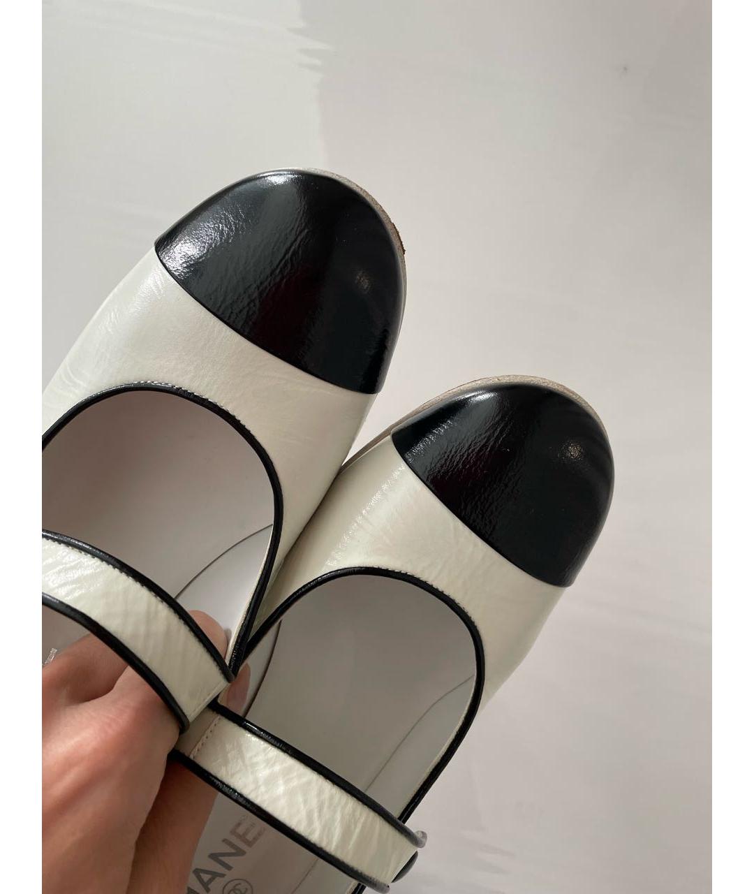 CHANEL Белые туфли из лакированной кожи, фото 2