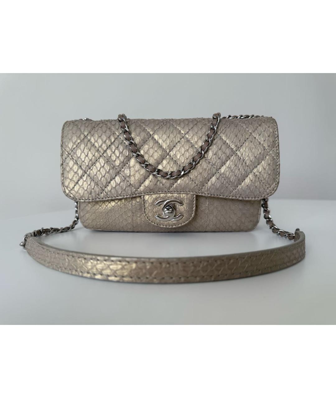 CHANEL Золотая сумка через плечо из экзотической кожи, фото 2