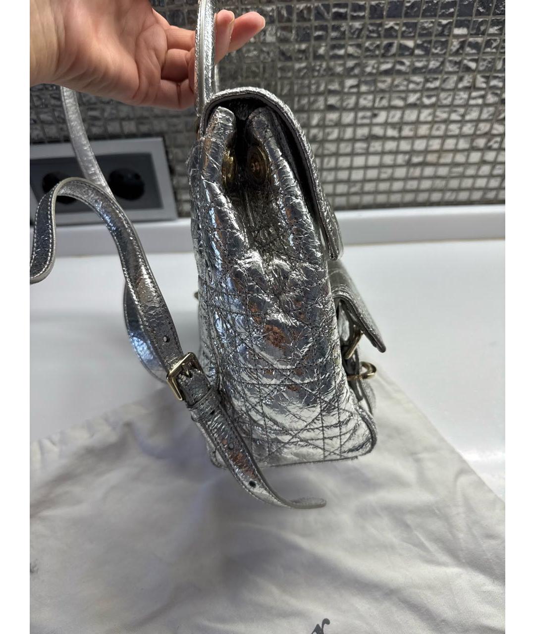 CHRISTIAN DIOR Серебрянный рюкзак из лакированной кожи, фото 2