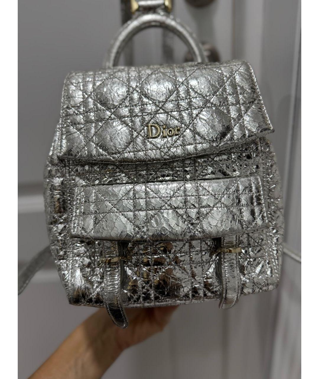CHRISTIAN DIOR Серебрянный рюкзак из лакированной кожи, фото 7
