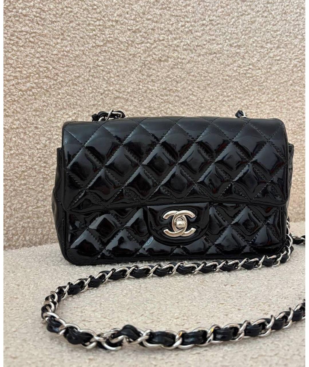 CHANEL Черная сумка через плечо из лакированной кожи, фото 3