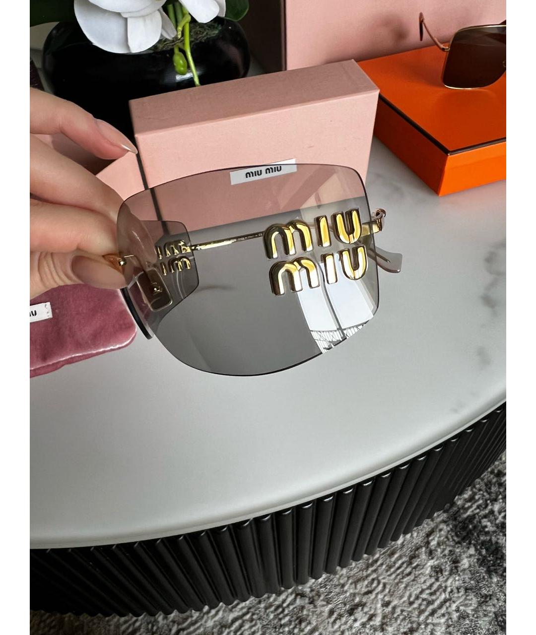 MIU MIU Серые пластиковые солнцезащитные очки, фото 2