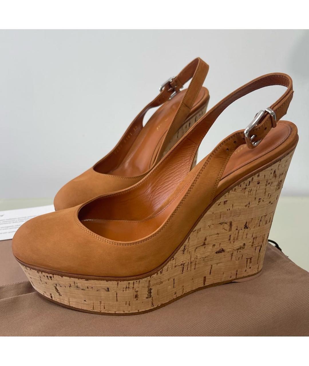 GIANVITO ROSSI Горчичные замшевые босоножки, фото 9