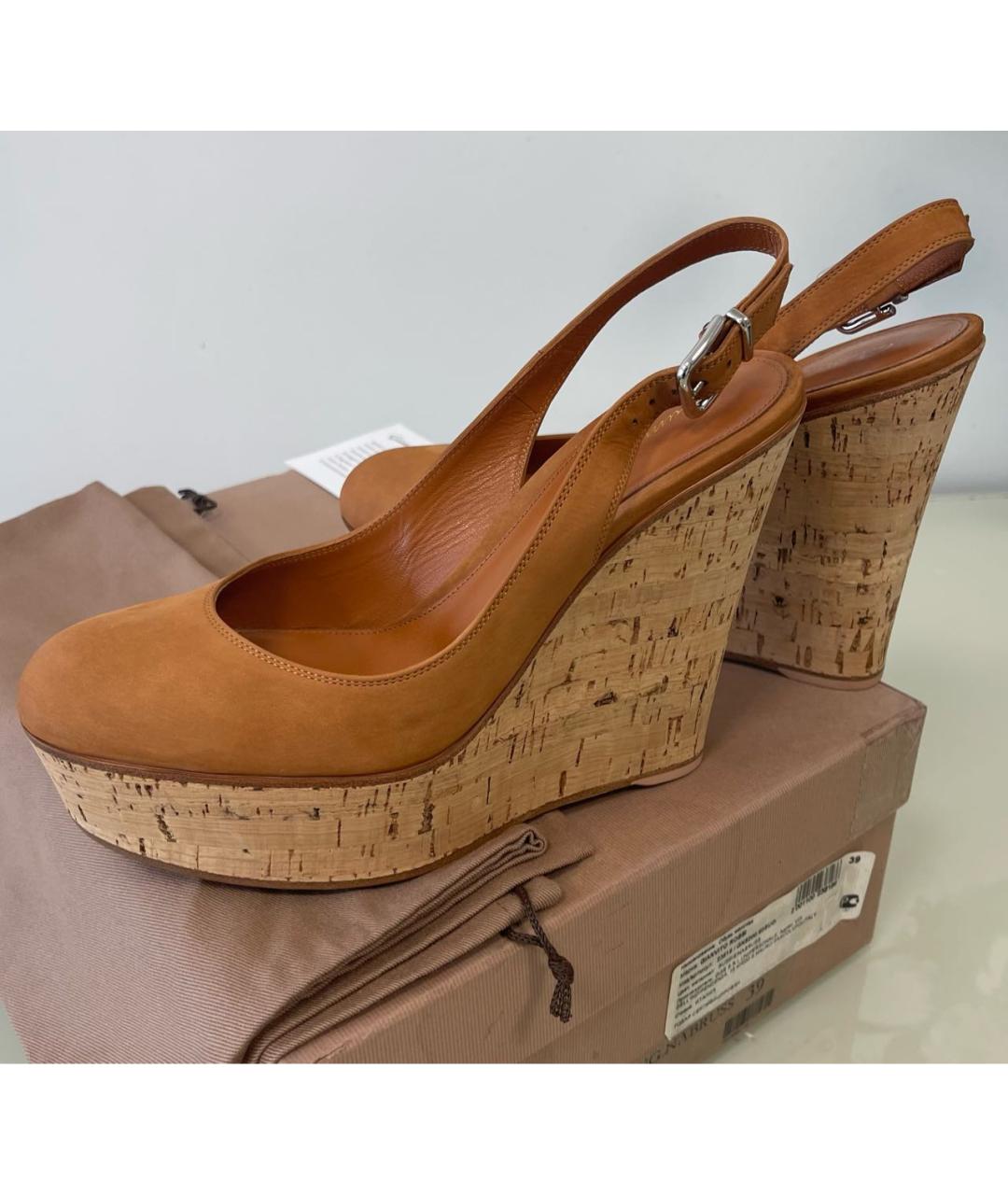 GIANVITO ROSSI Горчичные замшевые босоножки, фото 8